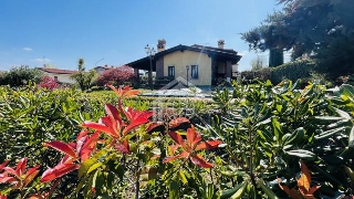 zoom immagine (Villa 360 mq, soggiorno, 6 camere, zona Moniga del Garda)