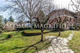 zoom immagine (Trifamiliare 800 mq, soggiorno, 7 camere, zona Borgonuovo)