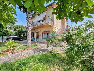 zoom immagine (Villa 300 mq, soggiorno, 4 camere, zona San Benedetto di Lugana)
