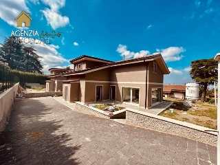 zoom immagine (Villa 185 mq, soggiorno, più di 3 camere, zona Rocca di Papa)