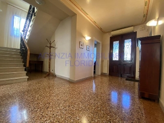 zoom immagine (Villa 330 mq, soggiorno, 4 camere, zona Camposampiero - Centro)