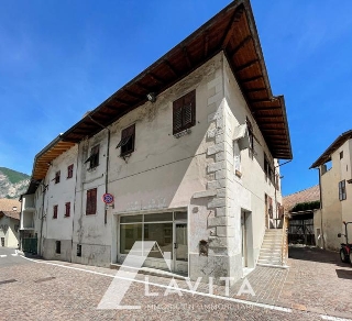 zoom immagine (Palazzo 1000 mq, soggiorno, 10 camere, zona Salorno - Centro)